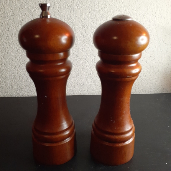 GORGEOUS Mr. Dudley Solid Wood 7" S/P Shaker Set. - Picture 5 of 5